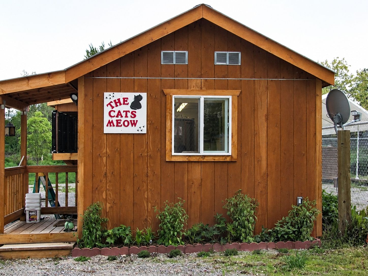 The Cat's Meow & Hound's Hideaway building on US Highway 93 South with its hand-painted sign